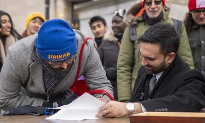 El alcalde de Nueva York, Zohran Mamdani, sostiene un documento durante una rueda de prensa este viernes, en Nueva York (Estados Unidos). Mamdani anunció la creación de una Oficina de Participación Masiva (OME, en inglés) para "escuchar a los neoyorquinos" con un modelo participativo que busca poner a los ciudadanos en "comunicación directa con la administración". EFE/ Ángel Colmenares