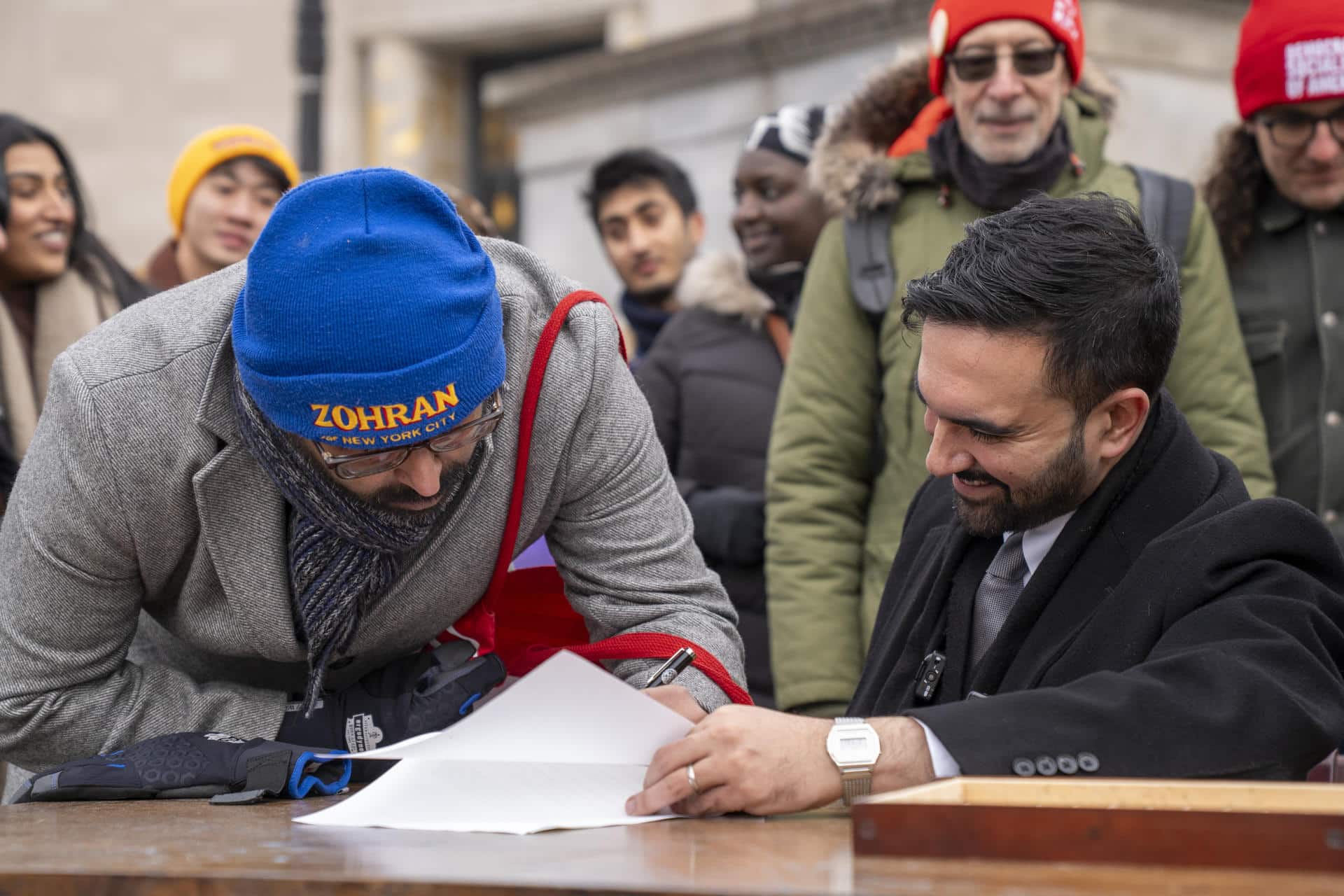 El alcalde de Nueva York, Zohran Mamdani, sostiene un documento durante una rueda de prensa este viernes, en Nueva York (Estados Unidos). Mamdani anunció la creación de una Oficina de Participación Masiva (OME, en inglés) para "escuchar a los neoyorquinos" con un modelo participativo que busca poner a los ciudadanos en "comunicación directa con la administración". EFE/ Ángel Colmenares