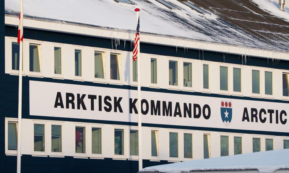 Fotografía que muestra las banderas de Groenlandia y de EE.UU. en el Comando Ártico este jueves, en Nuuk (Groenlandia).  Los habitantes de Groenlandia consideran insultantes las insistentes amenazas de Donald Trump de comprar el territorio y tienen un mensaje directo y sencillo para el presidente estadounidense: el país no está a la venta. EFE/ Julio Cesar Rivas