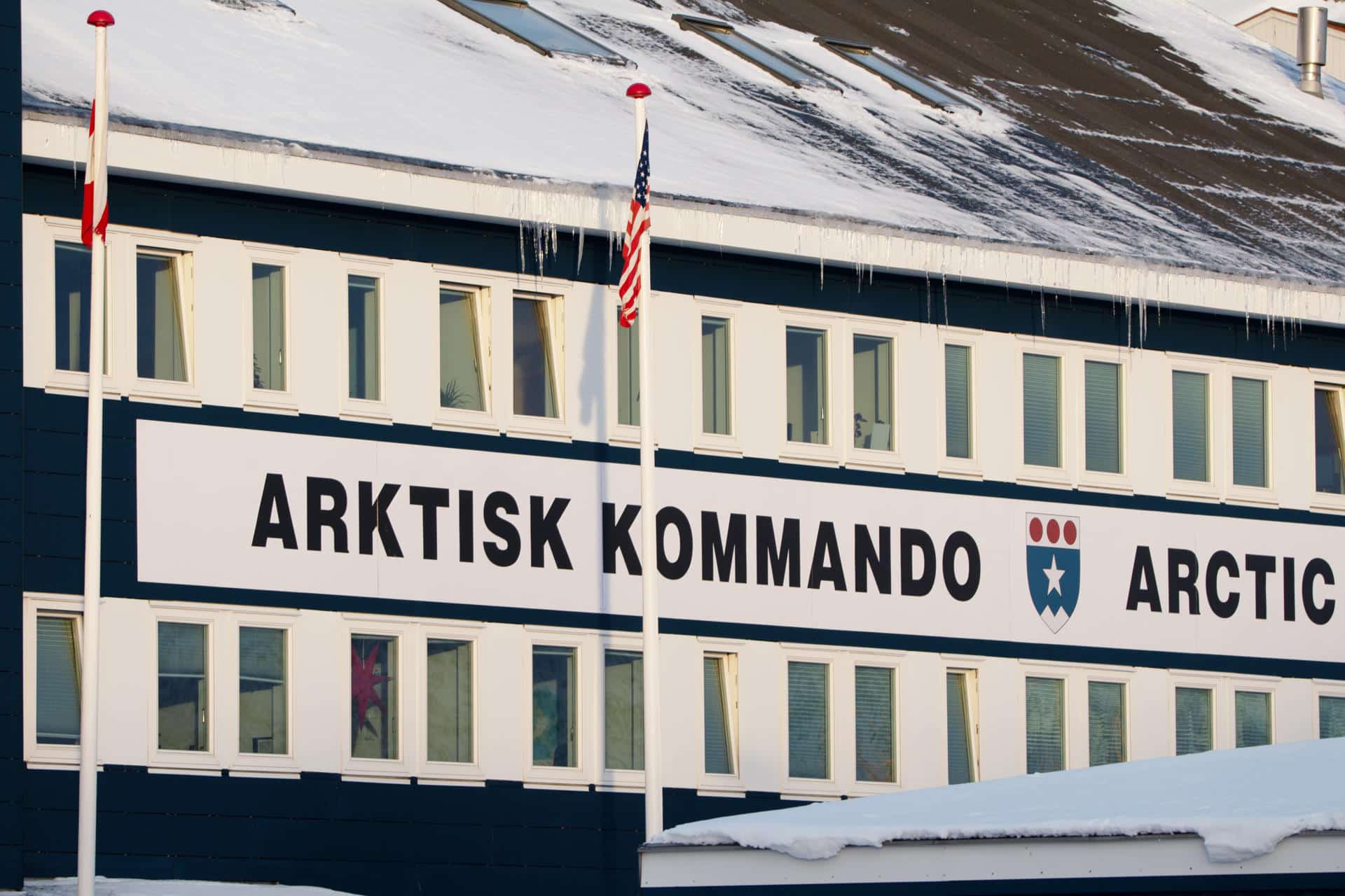 Fotografía que muestra las banderas de Groenlandia y de EE.UU. en el Comando Ártico este jueves, en Nuuk (Groenlandia).  Los habitantes de Groenlandia consideran insultantes las insistentes amenazas de Donald Trump de comprar el territorio y tienen un mensaje directo y sencillo para el presidente estadounidense: el país no está a la venta. EFE/ Julio Cesar Rivas