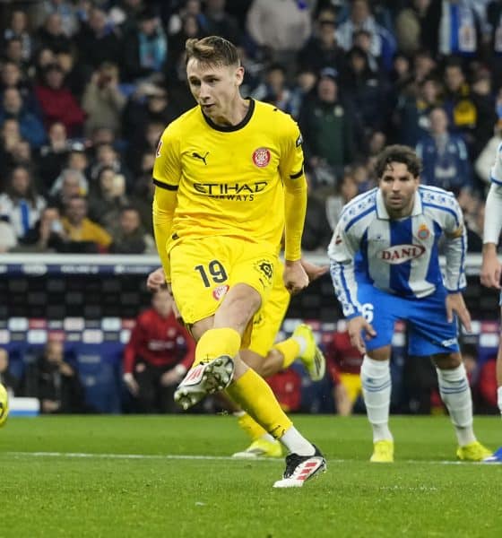 El delantero del Girona Vladyslav Vanat, en el suelo durante el partido de LaLiga entre el Espanyol y el Girona, este viernes en el RCDE Stadium. EFE/Enric Fontcuberta