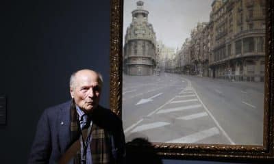 MADRID, 12/04/2024.- El pintor español Antonio López ante una de sus obras que forma parte de la exposición 'Más allá del realismo, arte figurativo de China y España', que conmemora el 50 aniversario de las relaciones diplomáticas entre los dos países y se compone de un centenar de pinturas contemporáneas, la mitad, de artistas españoles como Antonio López, Carmen Laffón o Cristóbal Toral y, la otra mitad, de artistas chinos, entre ellos, Quan Shanshi, Jin Shangyi y Zhan Jianjun, este viernes en el Palacio Real en Madrid. EFE/ J P GANDUL/ ARCHIVO