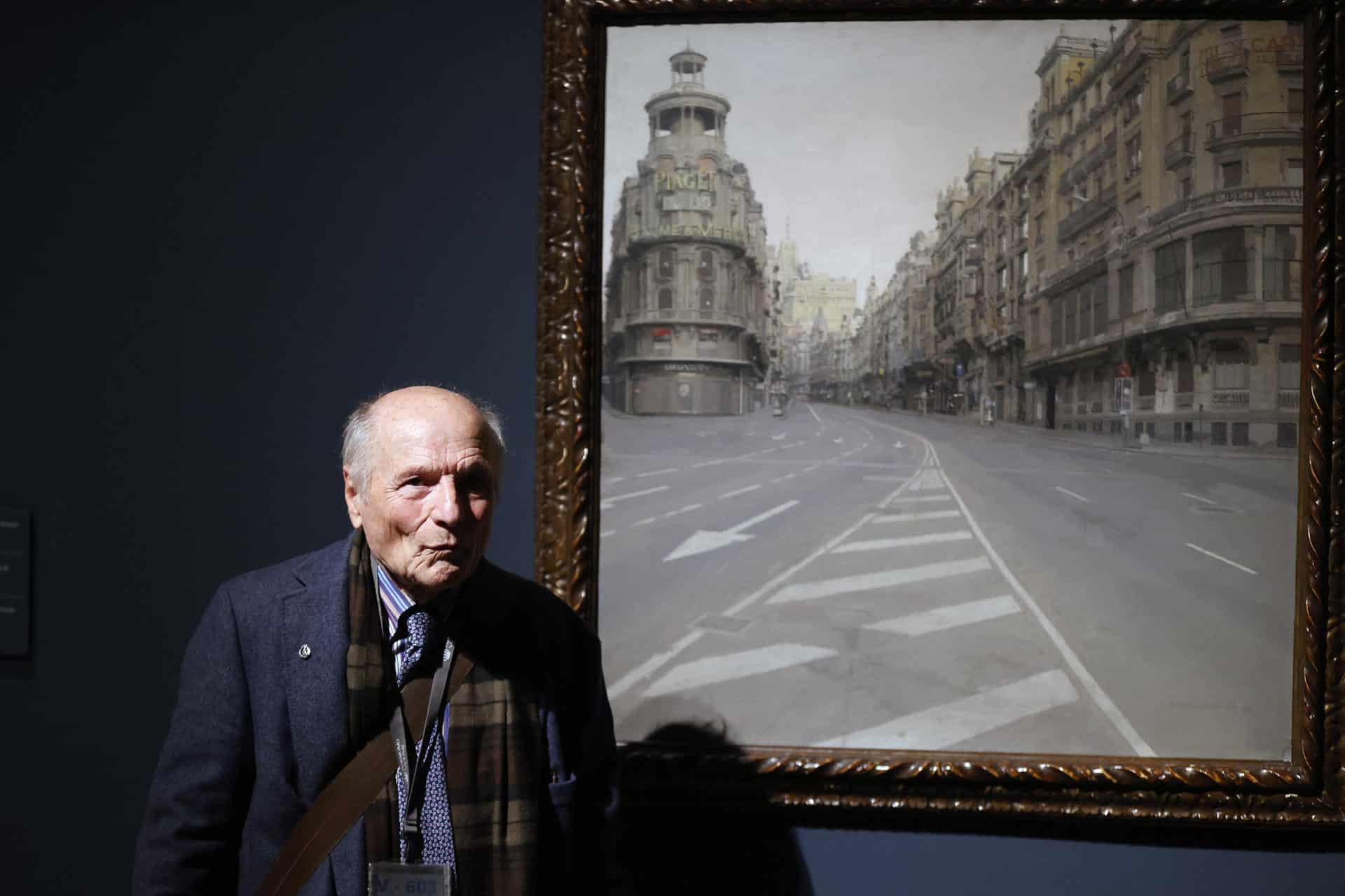 MADRID, 12/04/2024.- El pintor español Antonio López ante una de sus obras que forma parte de la exposición 'Más allá del realismo, arte figurativo de China y España', que conmemora el 50 aniversario de las relaciones diplomáticas entre los dos países y se compone de un centenar de pinturas contemporáneas, la mitad, de artistas españoles como Antonio López, Carmen Laffón o Cristóbal Toral y, la otra mitad, de artistas chinos, entre ellos, Quan Shanshi, Jin Shangyi y Zhan Jianjun, este viernes en el Palacio Real en Madrid. EFE/ J P GANDUL/ ARCHIVO