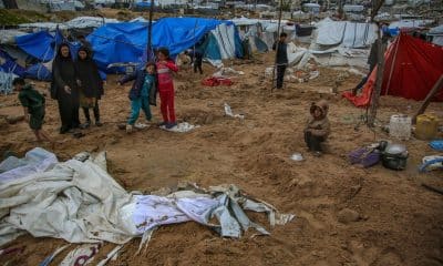 Familias palestinas desplazadas inspeccionan sus tiendas destruidas en el norte de la Ciudad de Gaza, en una imagen del 9 de enero de 2026. EFE/EPA/MOHAMMED SABER