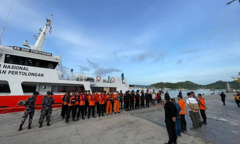Fotografía de archivo, tomada el 30/12/2025, que muestra a integrantes de equipos de búsqueda de Indonesia en  Labuan Bajo, isla de Flores, tras el naufragio de un barco turístico con españoles a bordo. EFE/Equipo de Búsqueda y Rescate de Indonesia (SAR) / SOLO USO EDITORIAL/SOLO DISPONIBLE PARA ILUSTRAR LA NOTICIA QUE ACOMPAÑA (CRÉDITO OBLIGATORIO)