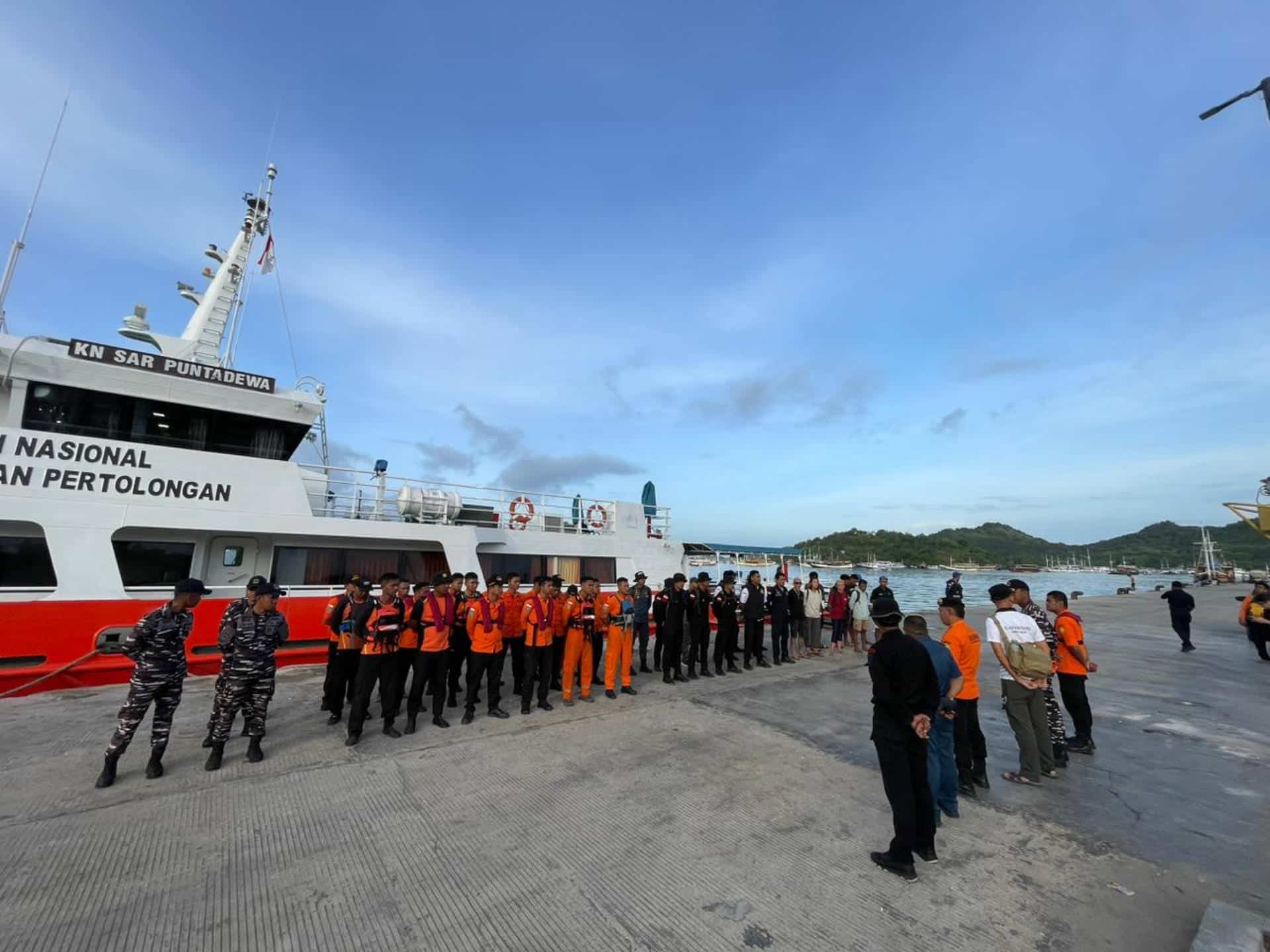 Fotografía de archivo, tomada el 30/12/2025, que muestra a integrantes de equipos de búsqueda de Indonesia en  Labuan Bajo, isla de Flores, tras el naufragio de un barco turístico con españoles a bordo. EFE/Equipo de Búsqueda y Rescate de Indonesia (SAR) / SOLO USO EDITORIAL/SOLO DISPONIBLE PARA ILUSTRAR LA NOTICIA QUE ACOMPAÑA (CRÉDITO OBLIGATORIO)