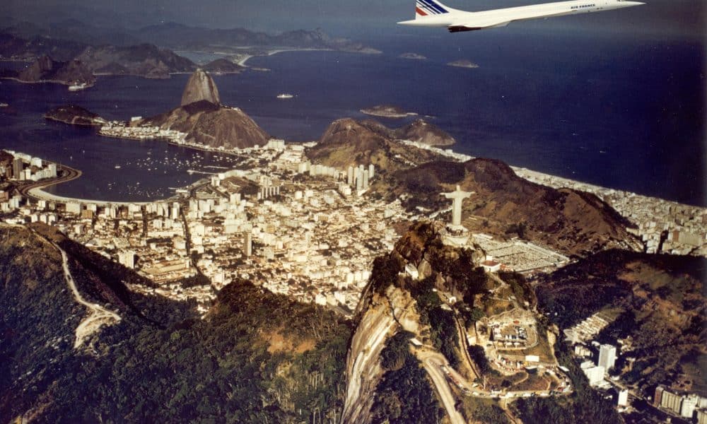 Un avión supersónico Concorde de Air France sobrevuela la ciudad de Río de Janeiro, con el Cristo Redentor y el Pan de Azúcar de fondo. Este miércoles, 21 de enero, se cumplen 50 años del primer vuelo comercial del Concorde, el avión supersónico que volaba más rápido que la velocidad de rotación de la Tierra, una proeza técnica que acabó en 2003, tras un accidente tres años antes con 113 muertos y unos costes inasumibles para un mundo que caminaba hacia la sostenibilidad. EFE/ Air France