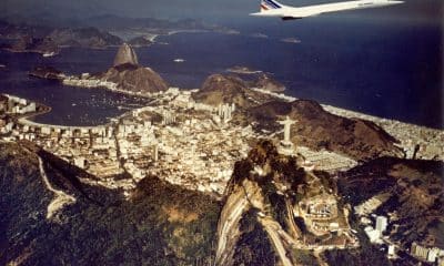 Un avión supersónico Concorde de Air France sobrevuela la ciudad de Río de Janeiro, con el Cristo Redentor y el Pan de Azúcar de fondo. Este miércoles, 21 de enero, se cumplen 50 años del primer vuelo comercial del Concorde, el avión supersónico que volaba más rápido que la velocidad de rotación de la Tierra, una proeza técnica que acabó en 2003, tras un accidente tres años antes con 113 muertos y unos costes inasumibles para un mundo que caminaba hacia la sostenibilidad. EFE/ Air France