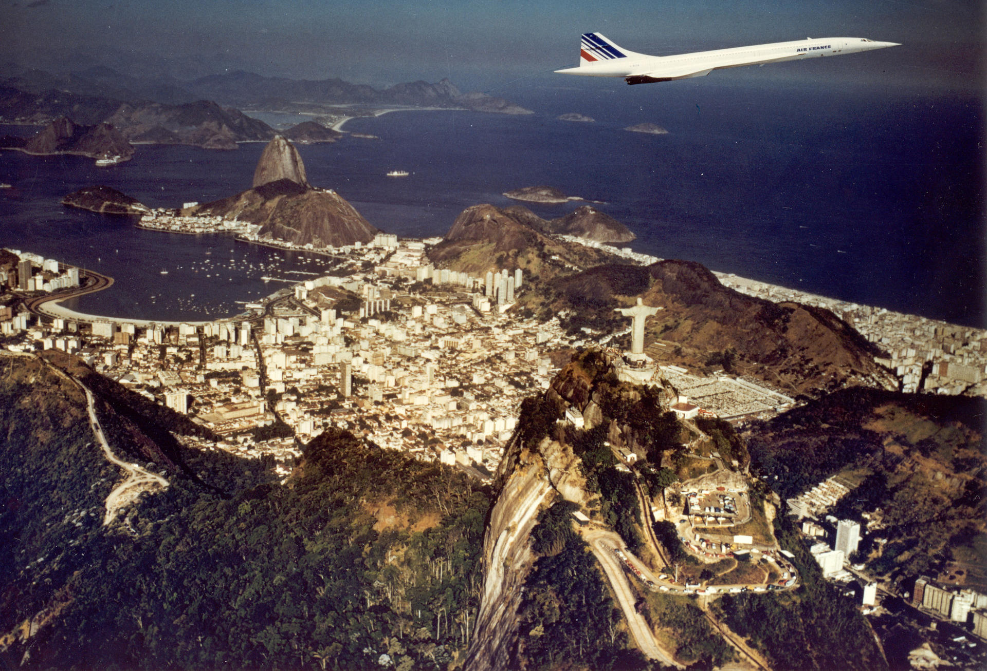 Un avión supersónico Concorde de Air France sobrevuela la ciudad de Río de Janeiro, con el Cristo Redentor y el Pan de Azúcar de fondo. Este miércoles, 21 de enero, se cumplen 50 años del primer vuelo comercial del Concorde, el avión supersónico que volaba más rápido que la velocidad de rotación de la Tierra, una proeza técnica que acabó en 2003, tras un accidente tres años antes con 113 muertos y unos costes inasumibles para un mundo que caminaba hacia la sostenibilidad. EFE/ Air France