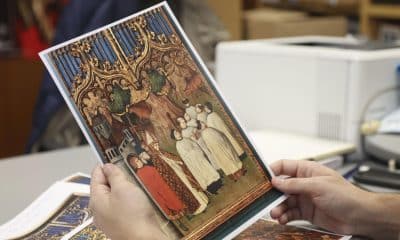 Jaime Gallego, técnico de la Fundación Zamorarte, muestra una lámina de una pintura gótica de mediados del siglo XV de la que es autor Nicolás Francés y que desapareció a mediados del siglo XX de un templo de Villalpando (Zamora), este lunes en Zamora. El cuadro ha sido hallado en un museo estadounidense gracias a la inteligencia artificial. EFE/Mariam A. Montesinos