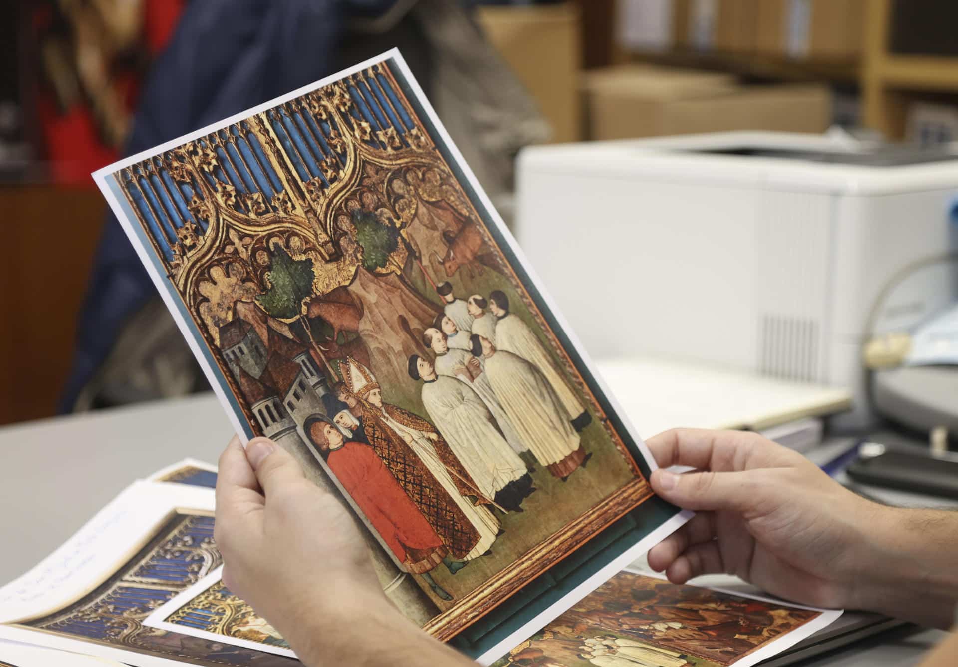 Jaime Gallego, técnico de la Fundación Zamorarte, muestra una lámina de una pintura gótica de mediados del siglo XV de la que es autor Nicolás Francés y que desapareció a mediados del siglo XX de un templo de Villalpando (Zamora), este lunes en Zamora. El cuadro ha sido hallado en un museo estadounidense gracias a la inteligencia artificial. EFE/Mariam A. Montesinos