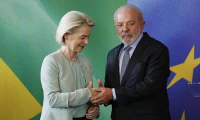 El presidente de Brasil, Luiz Inácio Lula da Silva (d), saluda a la presidenta de la Comisión Europea, Ursula Von der Leyen, durante una rueda de prensa este viernes, en el Palacio de Itamaraty, en Río de Janeiro (Brasil). EFE/ Antonio Lacerda