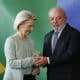 El presidente de Brasil, Luiz Inácio Lula da Silva (d), saluda a la presidenta de la Comisión Europea, Ursula Von der Leyen, durante una rueda de prensa este viernes, en el Palacio de Itamaraty, en Río de Janeiro (Brasil). EFE/ Antonio Lacerda