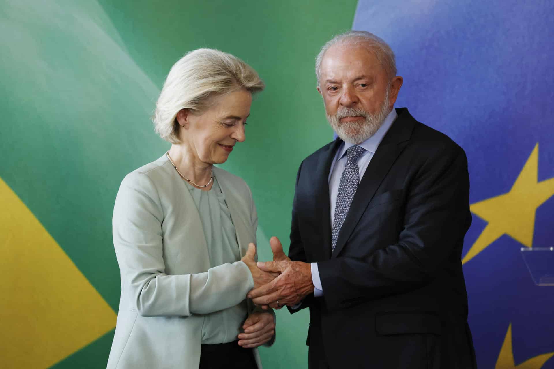 El presidente de Brasil, Luiz Inácio Lula da Silva (d), saluda a la presidenta de la Comisión Europea, Ursula Von der Leyen, durante una rueda de prensa este viernes, en el Palacio de Itamaraty, en Río de Janeiro (Brasil). EFE/ Antonio Lacerda