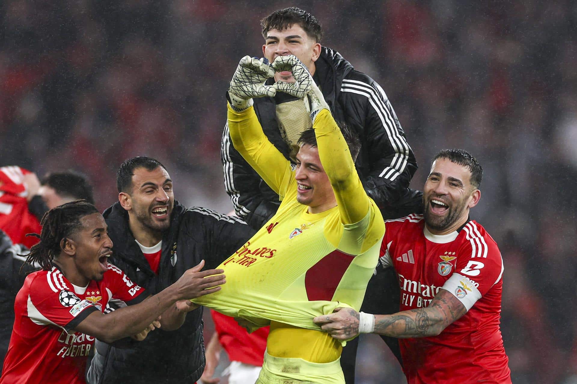 Los jugadores del Benfica celebran la victoria sobre el Real Madrid en partido de Liga de Campeones disputado el pasado miércoles en Lisboa. EFE/EPA/MIGUEL A. LOPES