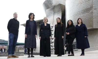 La directora general del Museo Guggenheim Bilbao, Miren Arzalluz (3i), ha presentado este viernes, junto al equipo de comisarias de la pinacoteca, las claves de las exposiciones que acogerá el centro en 2026, entre ellas sendas retrospectivas a dos de los artistas más relevantes y prolíficos de la escena estadounidense tras la Segunda Guerra Mundial: Ruth Asawa y Jasper Johns. EFE/ Miguel Toña