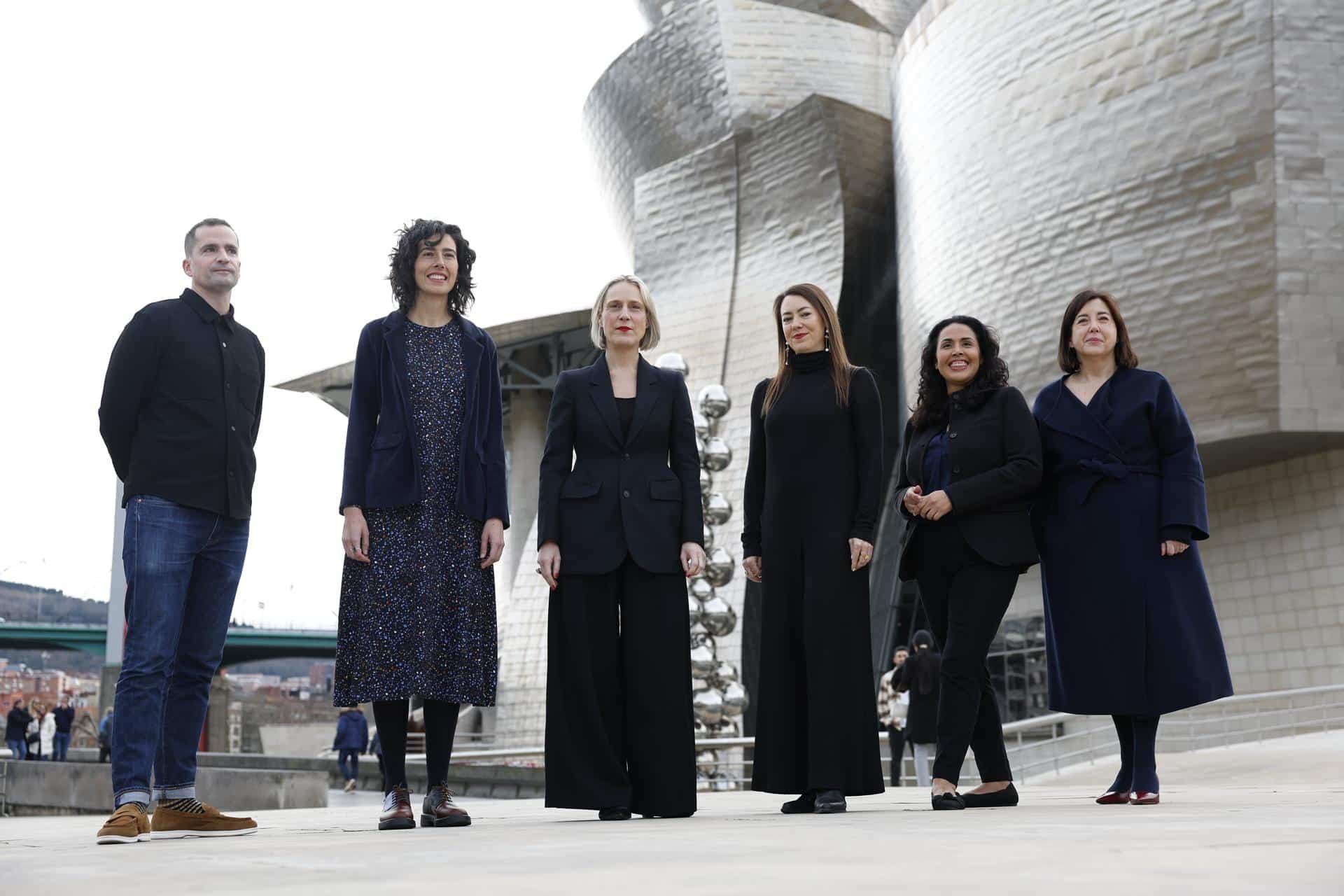 La directora general del Museo Guggenheim Bilbao, Miren Arzalluz (3i), ha presentado este viernes, junto al equipo de comisarias de la pinacoteca, las claves de las exposiciones que acogerá el centro en 2026, entre ellas sendas retrospectivas a dos de los artistas más relevantes y prolíficos de la escena estadounidense tras la Segunda Guerra Mundial: Ruth Asawa y Jasper Johns. EFE/ Miguel Toña