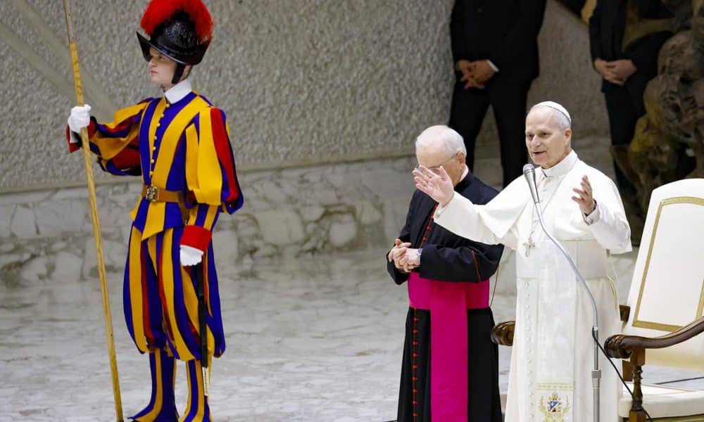 Ciudad del Vaticano, 10 ene (EFE).- El papa León XIV lamentó esta semana, durante el consistorio con cardenales de todo el mundo, que la Iglesia "cerrase la puerta" a las víctimas de abusos, lo que hizo que su dolor "fuese más fuerte", informó este sábado la Santa Sede. 
"El abuso en sí mismo causa una herida profunda que tal vez dure toda la vida; pero muchas veces el escándalo en la Iglesia se debe a que se cerró la puerta y no se acogió a las víctimas, ni se les acompañó con la cercanía de auténticos pastores", dijo León XIV el jueves en su discurso al término de la reunión con los cardenales. 
En el discurso, divulgado este sábado por la sala de prensa del Vaticano, León XIV afirmó que "muchas veces el dolor de las víctimas ha sido más fuerte por el hecho de no haber sido acogidas y escuchadas".EFE/EPA/FABIO FRUSTACI