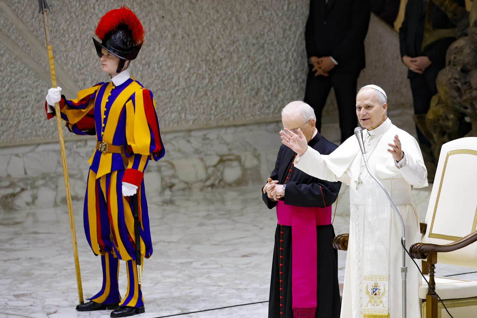 Ciudad del Vaticano, 10 ene (EFE).- El papa León XIV lamentó esta semana, durante el consistorio con cardenales de todo el mundo, que la Iglesia "cerrase la puerta" a las víctimas de abusos, lo que hizo que su dolor "fuese más fuerte", informó este sábado la Santa Sede. 
"El abuso en sí mismo causa una herida profunda que tal vez dure toda la vida; pero muchas veces el escándalo en la Iglesia se debe a que se cerró la puerta y no se acogió a las víctimas, ni se les acompañó con la cercanía de auténticos pastores", dijo León XIV el jueves en su discurso al término de la reunión con los cardenales. 
En el discurso, divulgado este sábado por la sala de prensa del Vaticano, León XIV afirmó que "muchas veces el dolor de las víctimas ha sido más fuerte por el hecho de no haber sido acogidas y escuchadas".EFE/EPA/FABIO FRUSTACI