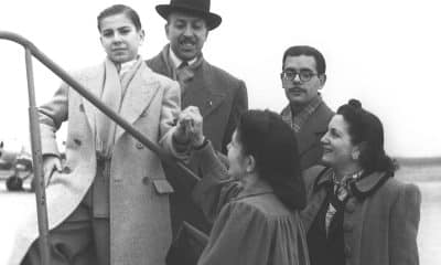 Salida del aeródromo de Barajas (Madrid) de Arturito Pomar para asistir al torneo de ajedrez en dicha ciudad. En la foto, subiendo al avión con el también jugador Antonio Medina junto a unos familiares. EFE/Archivo