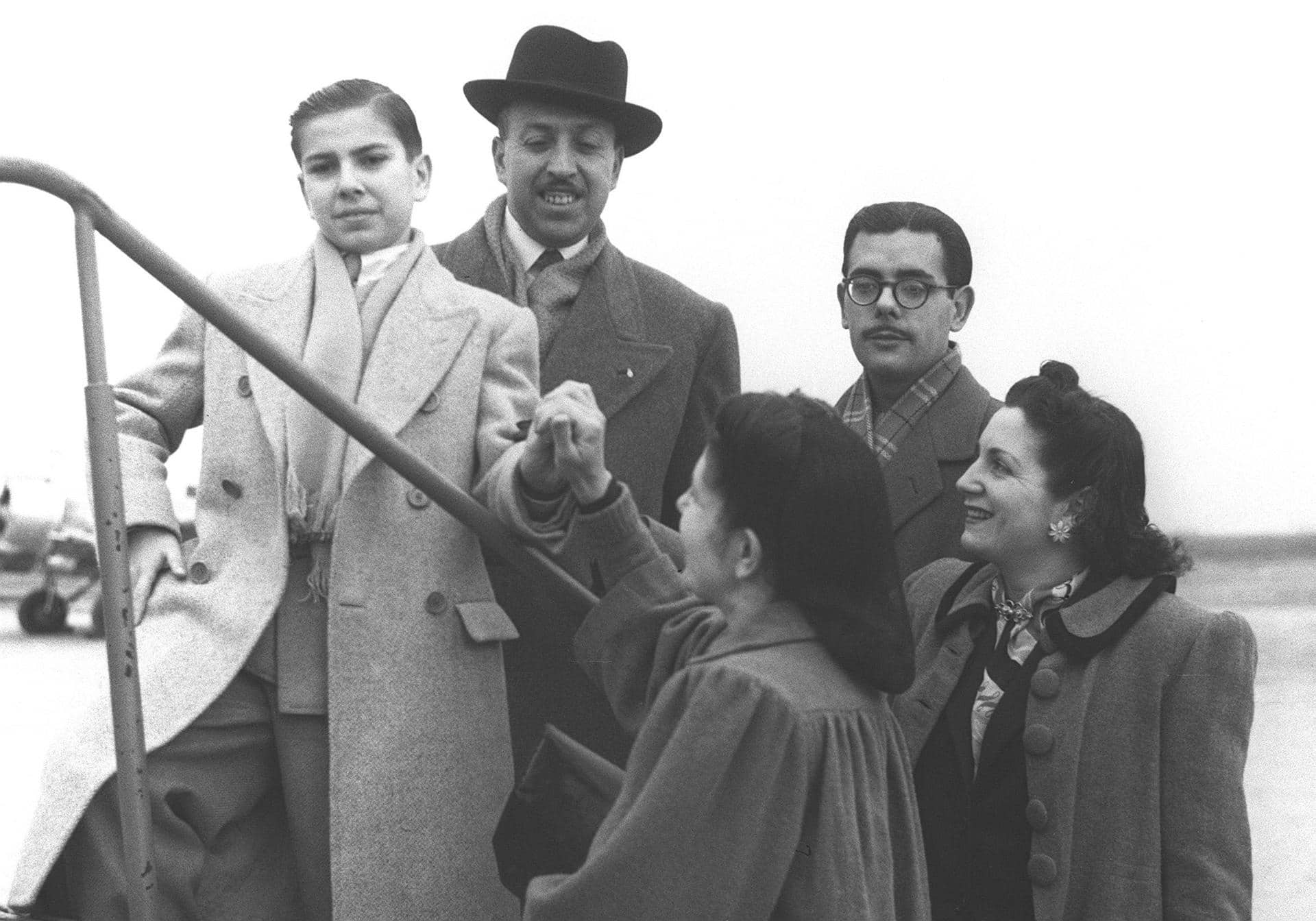 Salida del aeródromo de Barajas (Madrid) de Arturito Pomar para asistir al torneo de ajedrez en dicha ciudad. En la foto, subiendo al avión con el también jugador Antonio Medina junto a unos familiares. EFE/Archivo
