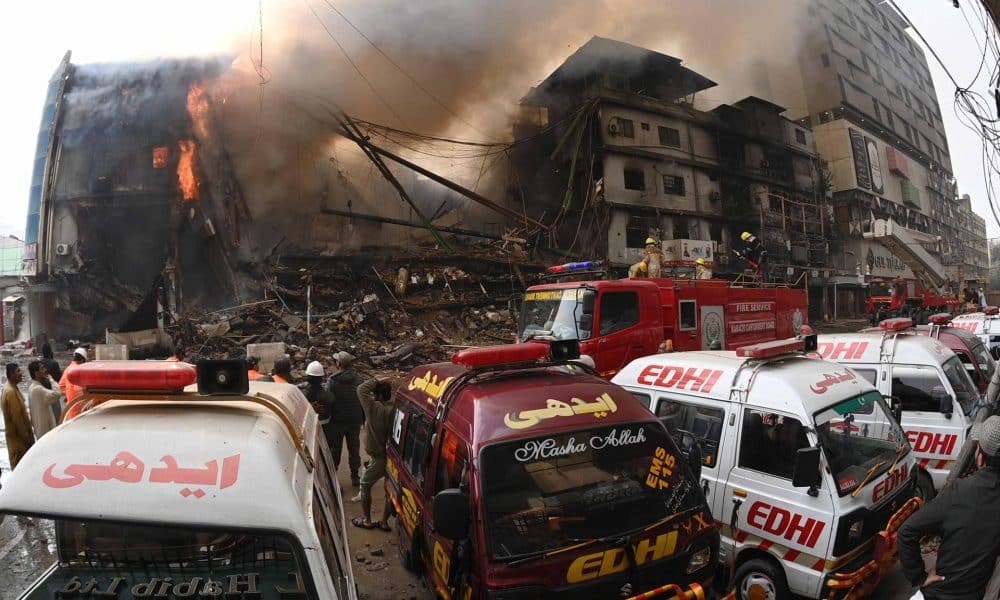 KARACHI (Pakistán), 18/01/2026.- Fotografía tomada con una lente ojo de pez muestra al personal de rescate en el incendio del centro comercial pakistaní Gul Plaza, que albergaba unas 1.200 tiendas. EFE/EPA/SHAHZAIB AKBER