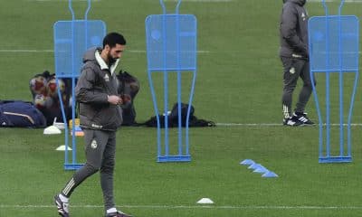 El nuevo entrenador del Real Madrid, Álvaro Arbeloa, dirige el entrenamiento del equipo en la Ciudad Deportiva de Valdebebas en Madrid este martes. EFE/ J.J. Guillén