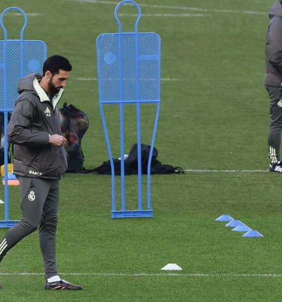 El nuevo entrenador del Real Madrid, Álvaro Arbeloa, dirige el entrenamiento del equipo en la Ciudad Deportiva de Valdebebas en Madrid este martes. EFE/ J.J. Guillén