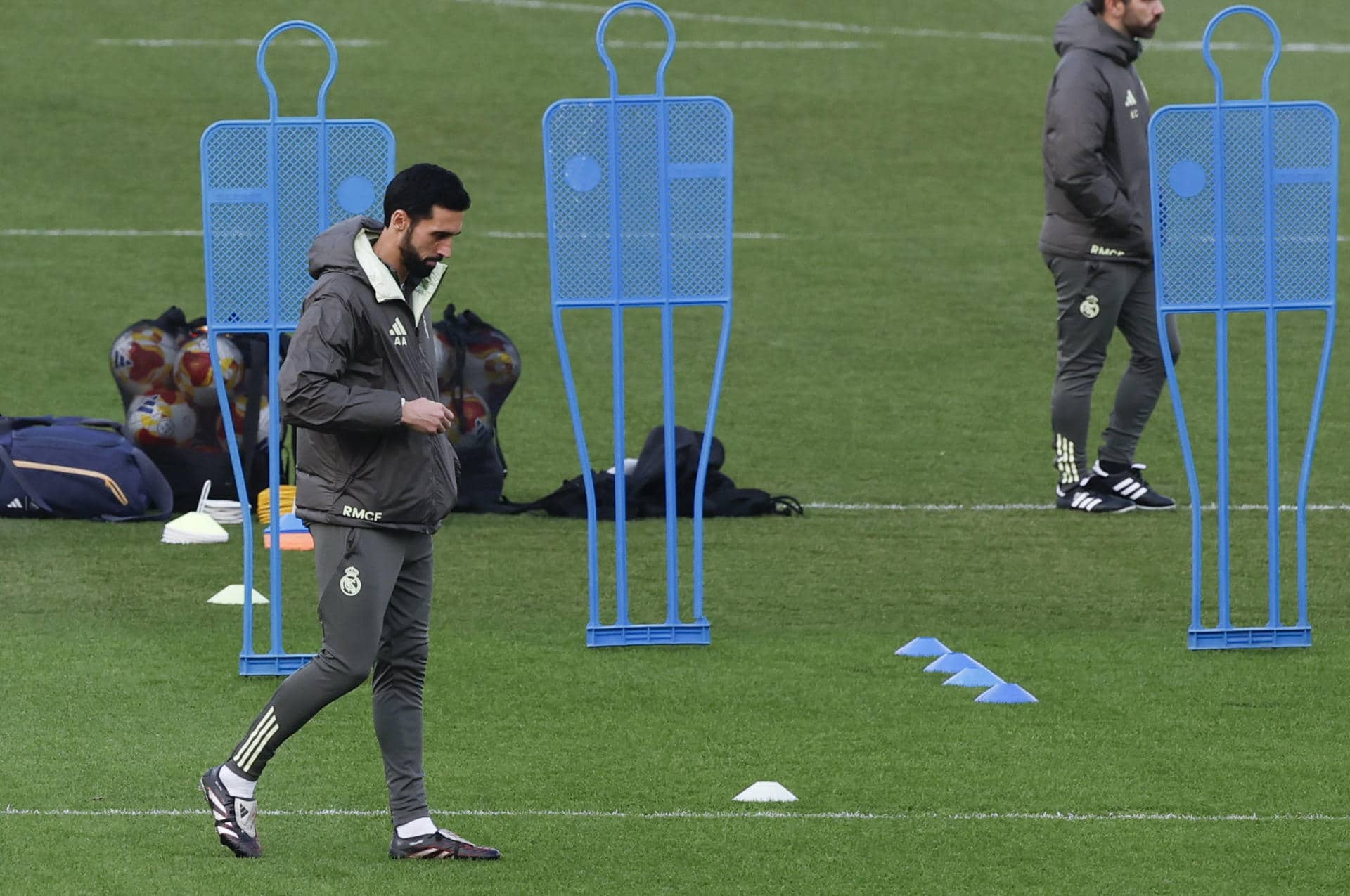 El nuevo entrenador del Real Madrid, Álvaro Arbeloa, dirige el entrenamiento del equipo en la Ciudad Deportiva de Valdebebas en Madrid este martes. EFE/ J.J. Guillén