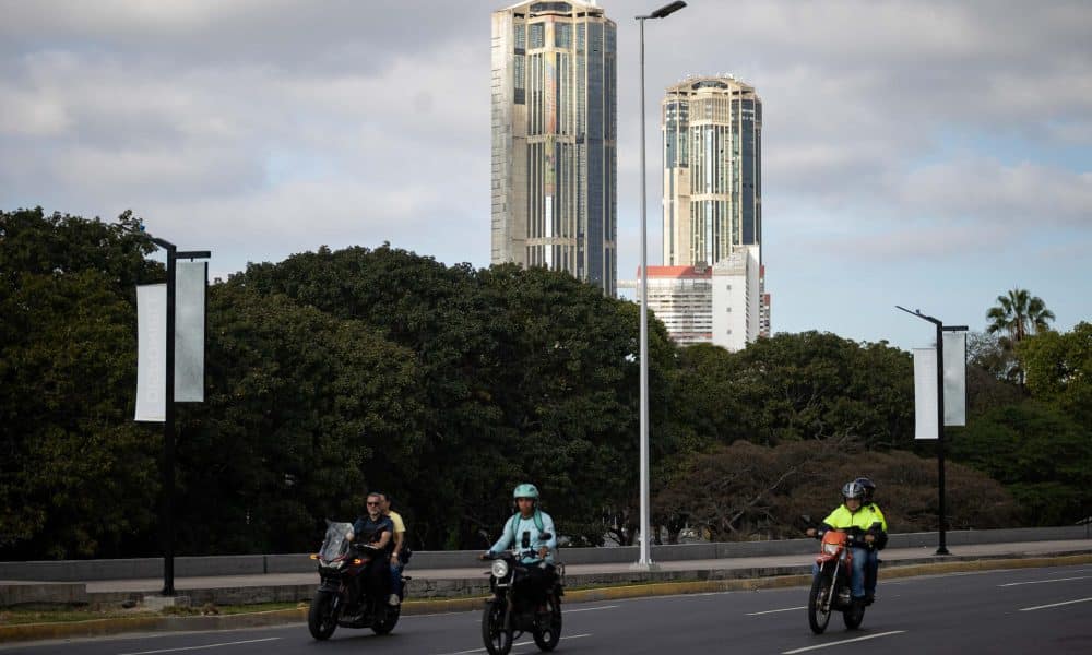 Personas transitan por un calle con poco tráfico este domingo, en Caracas (Venezuela). EFE/ Ronald Peña R