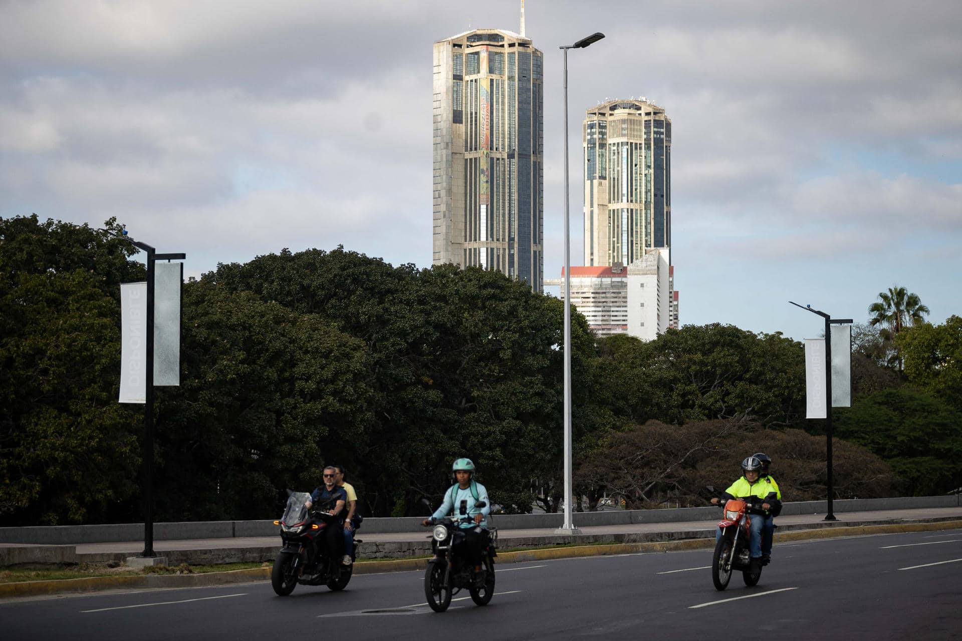 Personas transitan por un calle con poco tráfico este domingo, en Caracas (Venezuela). EFE/ Ronald Peña R