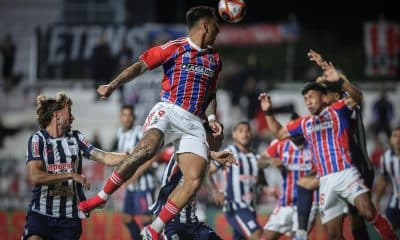 El lateral izquierdo Filipe Yañez (c) conecta de cabeza un ataque de Colo Colo sobre el área de Alianza Lima en el estadio Alfredo Víctor Viera en Montevideo (Uruguay). EFE/ Gaston Britos