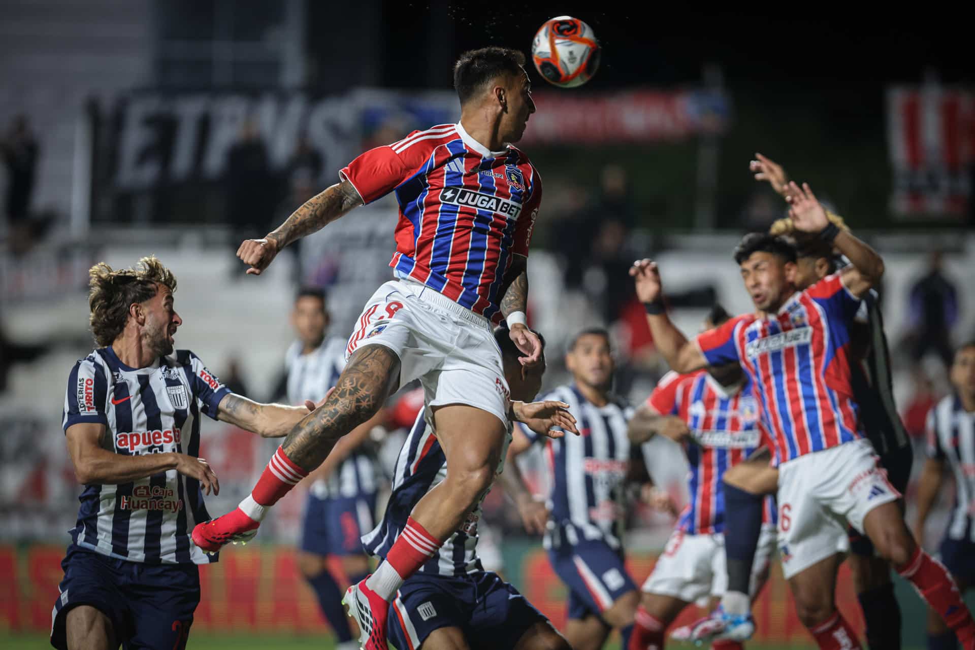 El lateral izquierdo Filipe Yañez (c) conecta de cabeza un ataque de Colo Colo sobre el área de Alianza Lima en el estadio Alfredo Víctor Viera en Montevideo (Uruguay). EFE/ Gaston Britos
