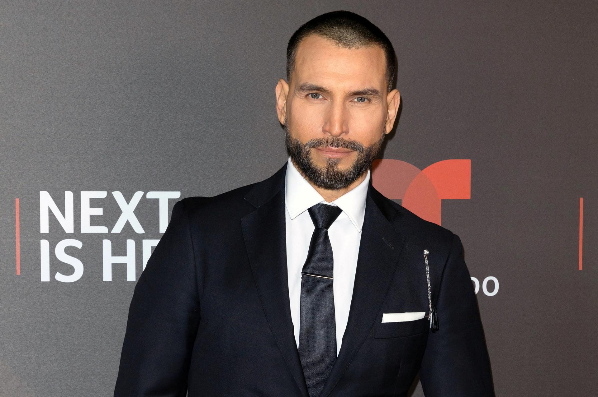 Fotografía cedida por Telemundo que muestras al actor mexicano, Rafael Amaya, quien volverá a ponerse el sombrero para encarnar a Aurelio Casillas en la décima temporada de 'El señor de los cielos', un esperado regreso que considera "un homenaje a los fans" y que tiene "mucho material que contar". EFE/ Telemundo /SOLO USO EDITORIAL/ NO VENTAS/ SOLO DISPONIBLE PARA ILUSTRAR LA NOTICIA QUE ACOMPAÑA (CRÉDITO OBLIGATORIO)