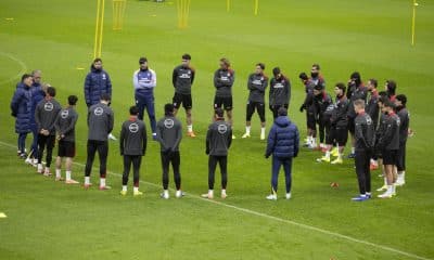 Los jugadores del entrenamiento, junto a Simeone, en el entrenamiento. EFE/EPA/TOLGA BOZOGLU