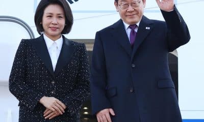 El presidente surcoreano, Lee Jae Myung (d), junto a su esposa, Kim Hea Kyung, saludan en la base aérea de Seúl antes de partir hacia la prefectura de Nara, oeste de Japón, para mantener conversaciones de cumbre con la primera ministra japonesa Sanae Takaichi, en Seongnam, Corea del Sur. EFE/YONHAP 
//////////