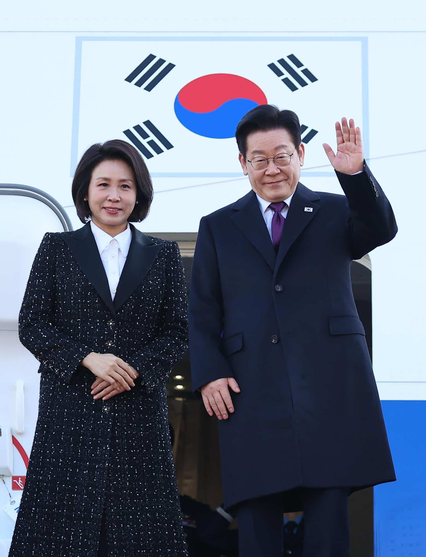 El presidente surcoreano, Lee Jae Myung (d), junto a su esposa, Kim Hea Kyung, saludan en la base aérea de Seúl antes de partir hacia la prefectura de Nara, oeste de Japón, para mantener conversaciones de cumbre con la primera ministra japonesa Sanae Takaichi, en Seongnam, Corea del Sur. EFE/YONHAP 
//////////