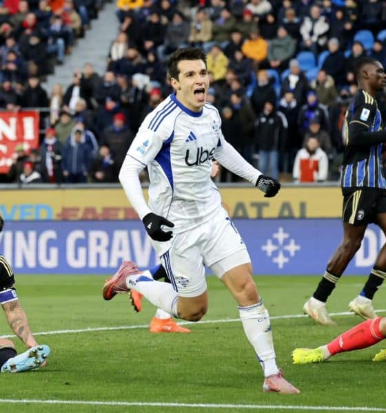 Tasos Douvikas celebran el 0-2 del Como ante el Pisa en el partido de la jornada 19 de la Serie A italiana de fútbol. EFE/EPA/ENRICO MATTIA DEL PUNTA