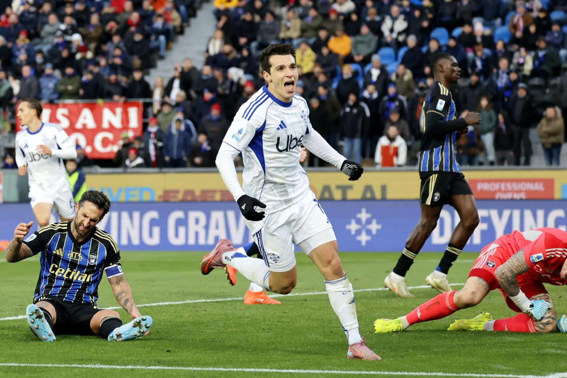 Tasos Douvikas celebran el 0-2 del Como ante el Pisa en el partido de la jornada 19 de la Serie A italiana de fútbol. EFE/EPA/ENRICO MATTIA DEL PUNTA