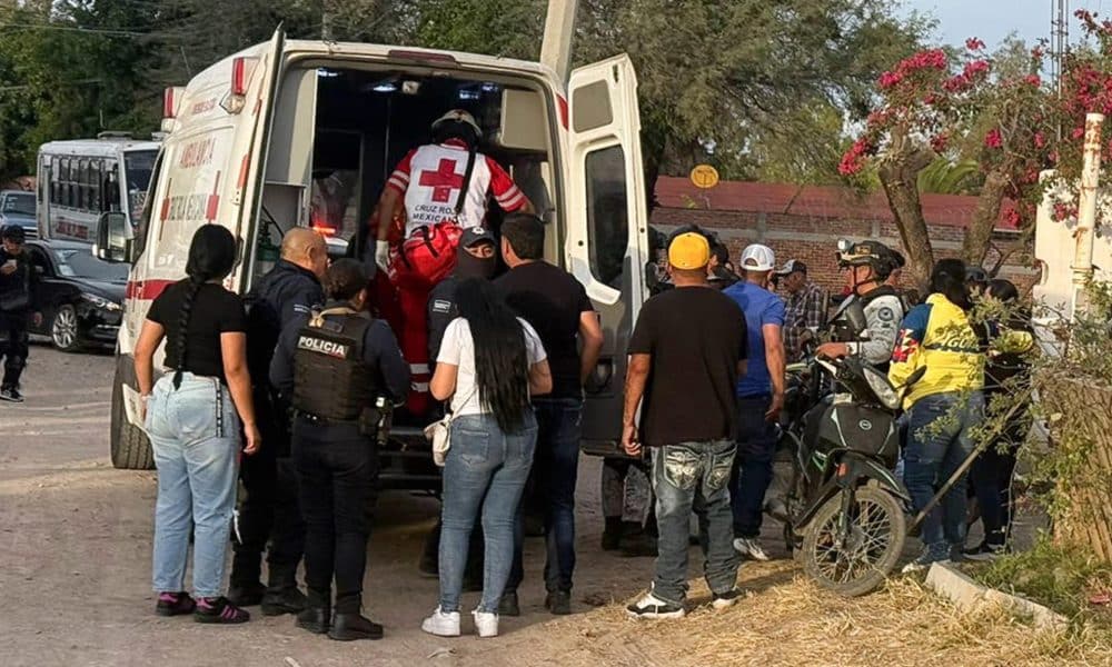 Integrantes de la Cruz Roja Mexicana llegan a la zona donde se cometió un ataque armado este domingo, en la ciudad de Salamanca (México). EFE/STR