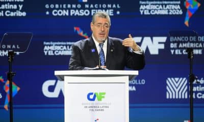 El presidente de Guatemala, Bernardo Arévalo de León, habla durante el Foro Económico Internacional América Latina y el Caribe 2026 este miércoles, en Ciudad de Panamá (Panamá). EFE/ Bienvenido Velasco