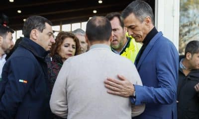 El presidente del Gobierno Pedro Sánchez (d) conversa con el alcalde de Adamuz, Rafael Ángel Moreno Reyes (c, de espaldas), y el presidente de la junta de Andalucía, Juanma Moreno (i), en Adamuz, Córdoba, este lunes. Sánchez ha asegurado este lunes desde el lugar donde se ha producido la tragedia ferroviaria de Adamuz, en Córdoba, que se dará con "la verdad" sobre la causa del accidente y se conocerá "la respuesta" al origen del siniestro que ha causado al menos 39 fallecidos. EFE/ Jorge Zapata