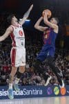 El base checo del FC Barcelona, Tomas Satoransky (d) lanza ante el alero del Zaragoza Santi Yusta este viernes, durante el partido de la jornada 13 de la Liga Endesa de baloncesto, entre el Barcelona y el Casademont Zaragoza, en Barcelona. EFE/ Marta Pérez
