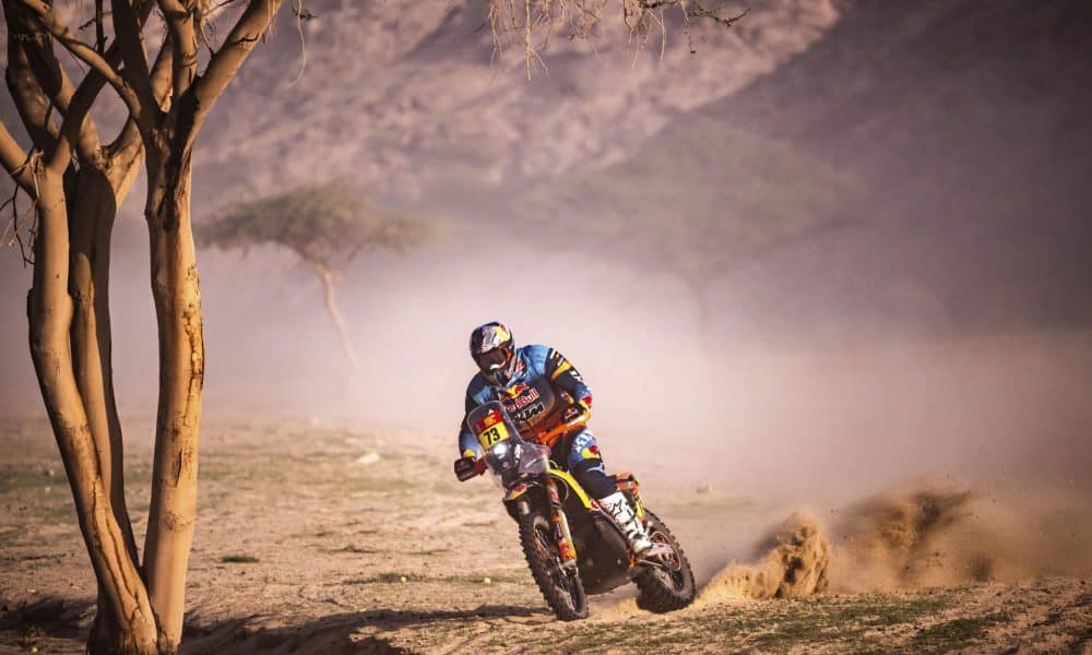 El joven español Edgar Canet (Red Bull KTM) ha ganado la primera etapa del Dakar 2026, disputada en Yanbu (Arabia Saudí), tras ser sancionado Branch. Canet domina la general con un tiempo total de 3h27:42. Su ventaja es de 1:05 sobre Sanders, 1:37 respecto. EFE/KTM Factory Racing -SOLO USO EDITORIAL/SOLO DISPONIBLE PARA ILUSTRAR LA NOTICIA QUE ACOMPAÑA (CRÉDITO OBLIGATORIO)-