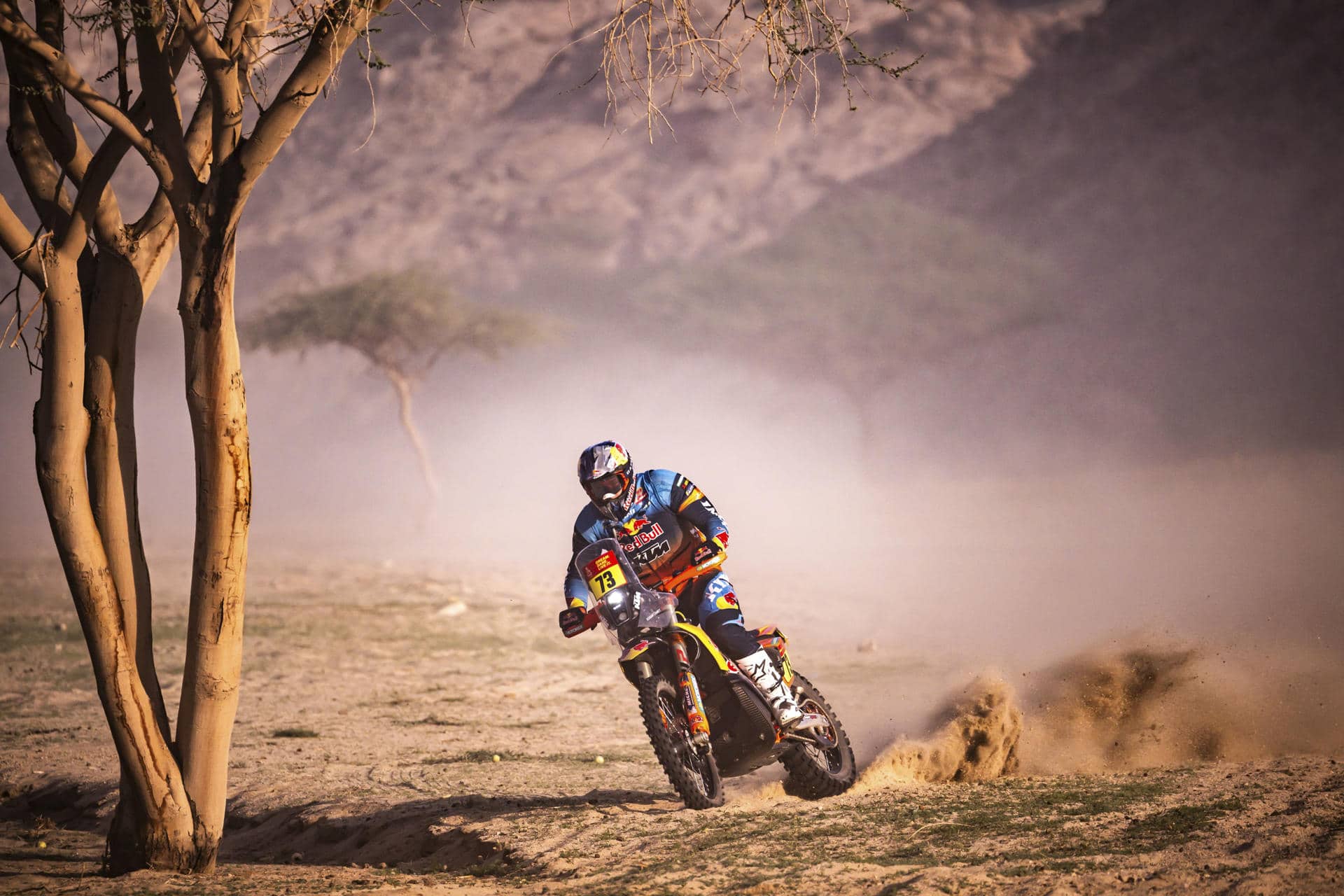 El joven español Edgar Canet (Red Bull KTM) ha ganado la primera etapa del Dakar 2026, disputada en Yanbu (Arabia Saudí), tras ser sancionado Branch. Canet domina la general con un tiempo total de 3h27:42. Su ventaja es de 1:05 sobre Sanders, 1:37 respecto. EFE/KTM Factory Racing -SOLO USO EDITORIAL/SOLO DISPONIBLE PARA ILUSTRAR LA NOTICIA QUE ACOMPAÑA (CRÉDITO OBLIGATORIO)-