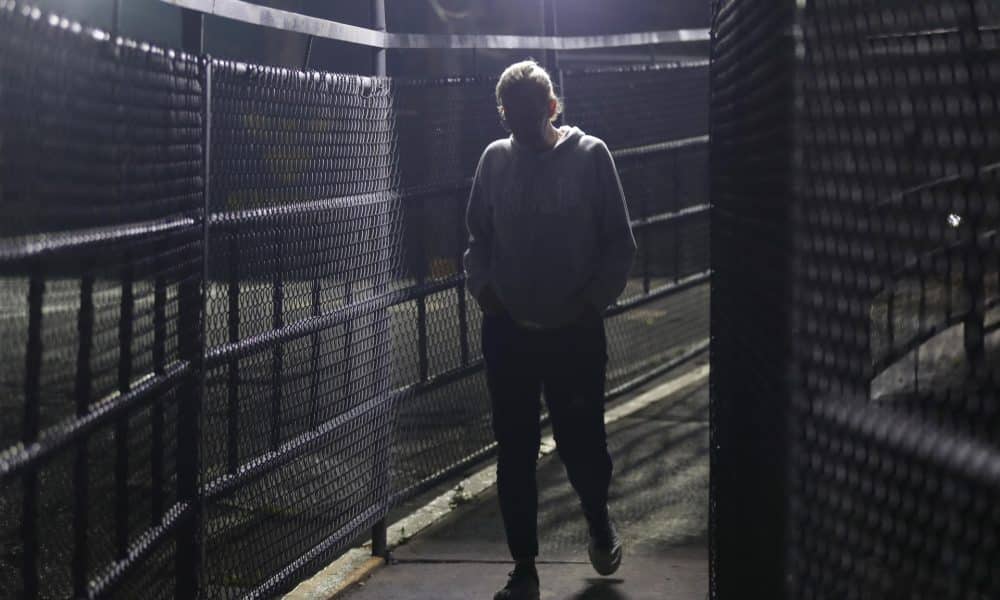 La hija del líder opositor Edmundo González Urrutia, Mariana González, camina en la entrada del centro penitenciario Rodeo I este jueves, en Caracas (Venezuela). EFE/ Ronald Peña R