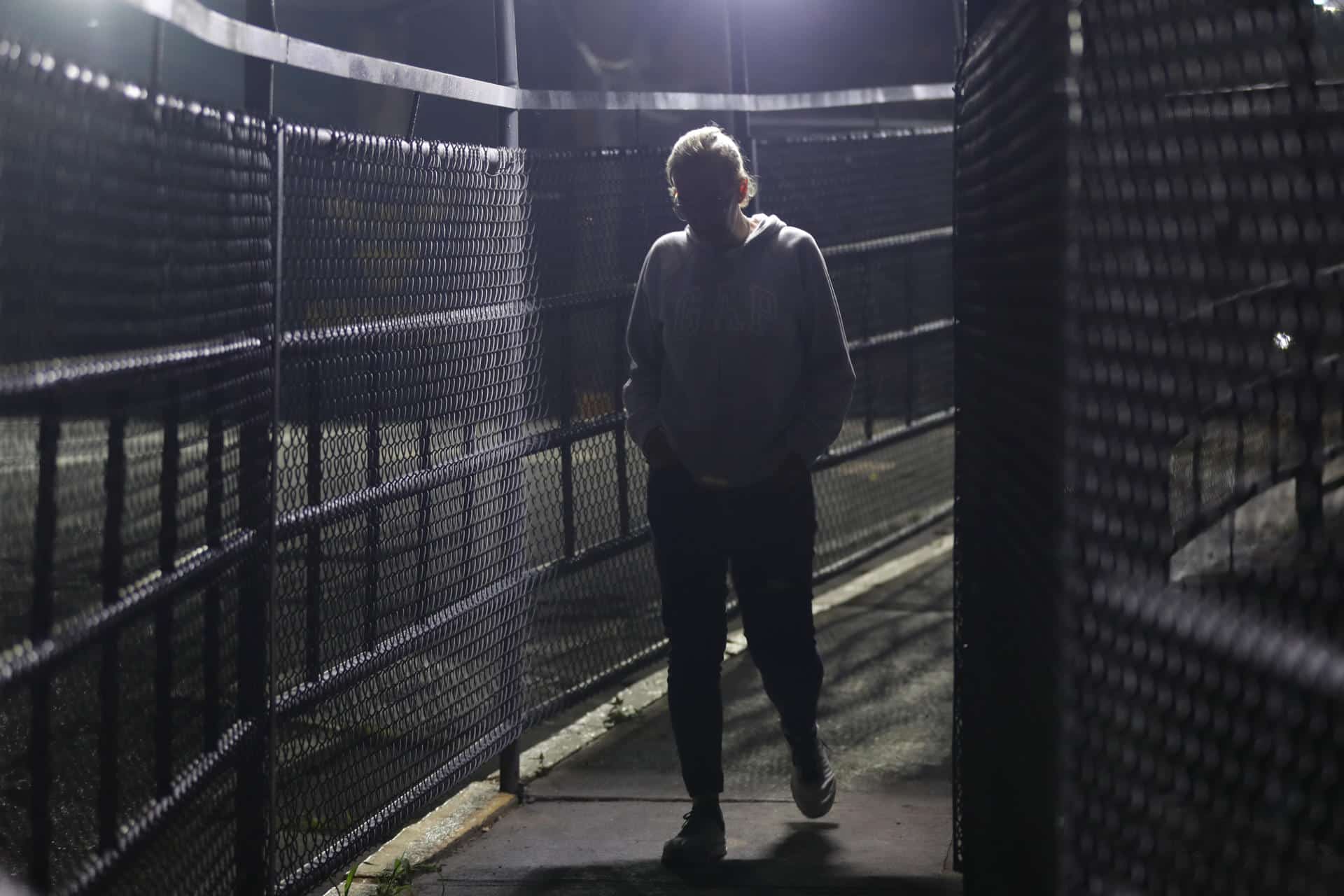 La hija del líder opositor Edmundo González Urrutia, Mariana González, camina en la entrada del centro penitenciario Rodeo I este jueves, en Caracas (Venezuela). EFE/ Ronald Peña R