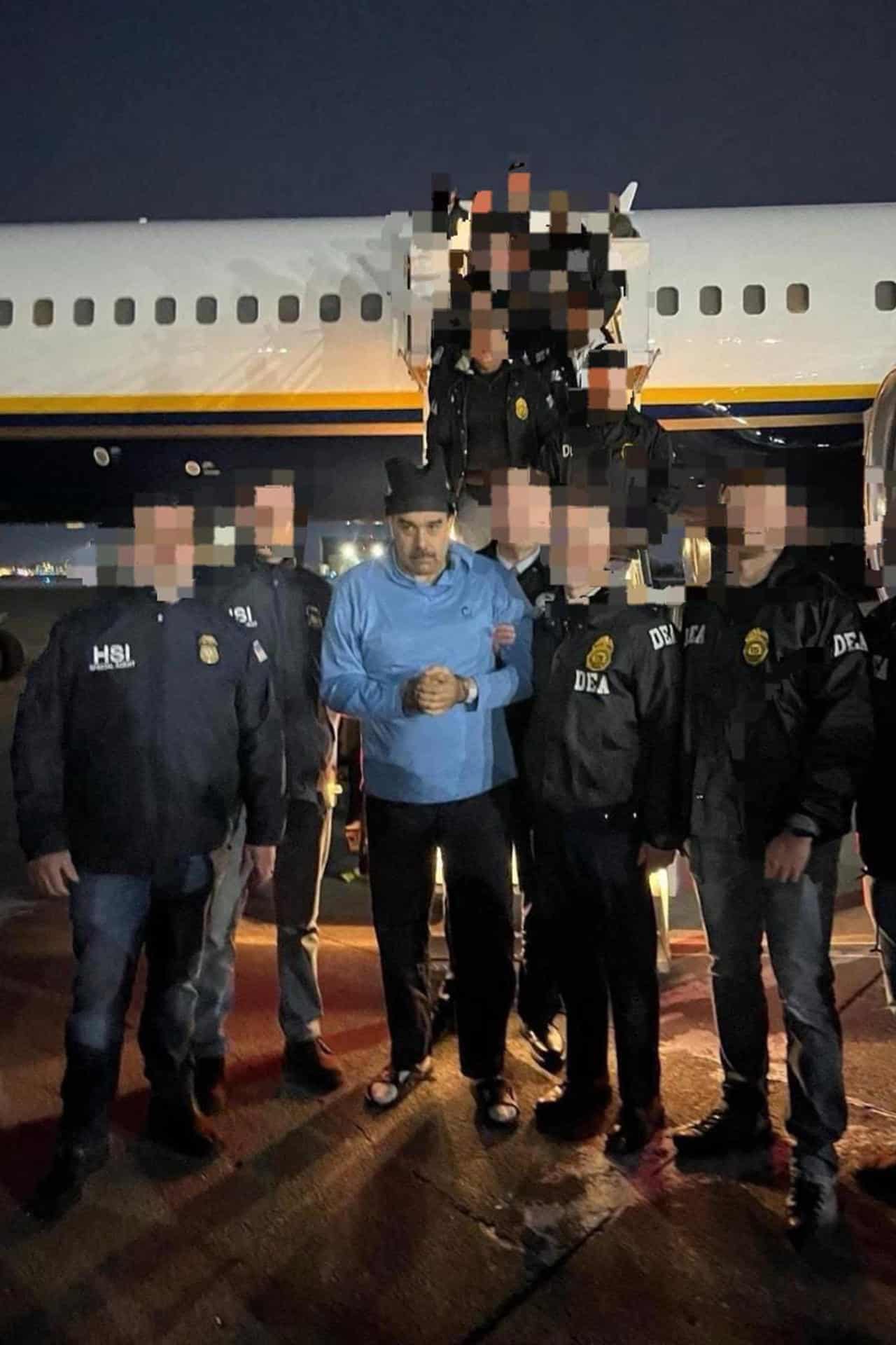 Fotografía que muestra al presidente de Venezuela, Nicolás Maduro (c), escoltado por agentes de la Administración para el Control de Drogas (DEA), luego de su captura, este 3 de enero de 2026, en Nueva York (Estados Unidos). EFE/ Rastreo de Redes