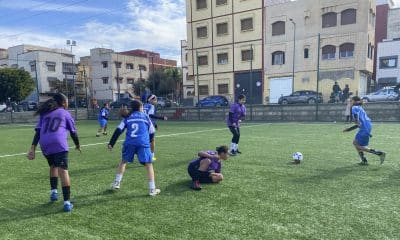 En los campos de barrio de Marruecos, cientos de niñas y niños se forman en asociaciones locales, convirtiendo estos espacios en auténticas canteras que alimentan clubes y la selección nacional, y explican el notable auge del fútbol marroquí en los últimos años. Marruecos llega por primera vez en 22 años la final de la Copa Africana de Naciones, que se disputará este domingo en Rabat, con la ilusión de repetir la hazaña de 1976. EFE/ Fatima Zohra Bouaziz