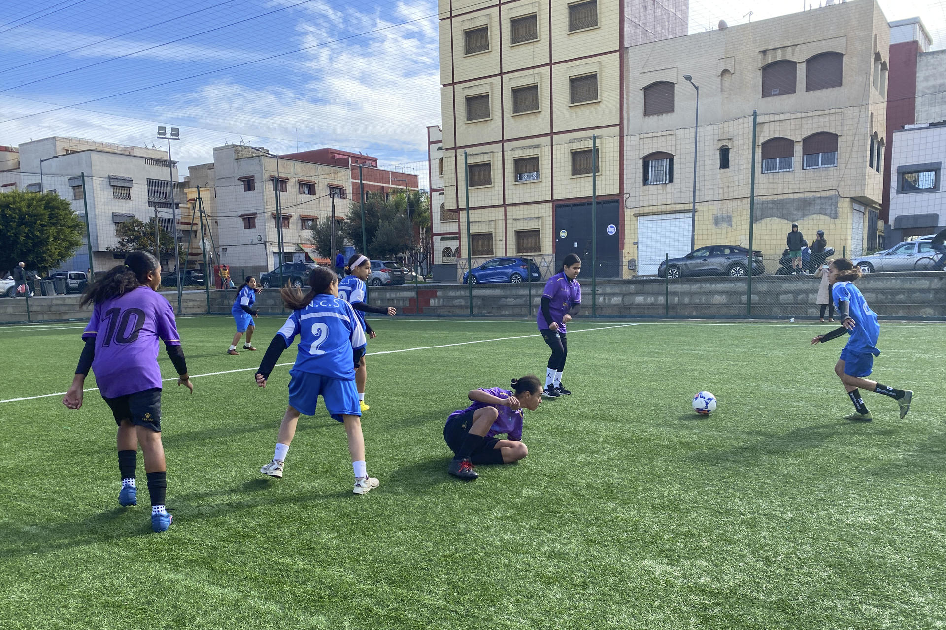 En los campos de barrio de Marruecos, cientos de niñas y niños se forman en asociaciones locales, convirtiendo estos espacios en auténticas canteras que alimentan clubes y la selección nacional, y explican el notable auge del fútbol marroquí en los últimos años. Marruecos llega por primera vez en 22 años la final de la Copa Africana de Naciones, que se disputará este domingo en Rabat, con la ilusión de repetir la hazaña de 1976. EFE/ Fatima Zohra Bouaziz